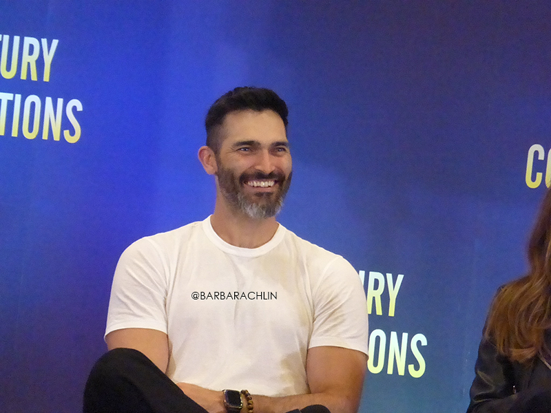 TylerHarchive's tweet photo. 📷 Our photos from the panel (saturday) of #ultimatesapokolips #TylerHoechlin #starfuryApokolips #Starfury (credit us pls) /2 https://t.co/SkWMQhjcyS