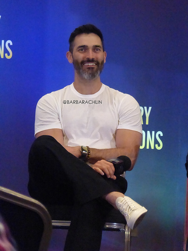 TylerHarchive's tweet photo. 📷 Our photos from the panel (saturday) of #ultimatesapokolips #TylerHoechlin #starfuryApokolips #Starfury (credit us pls) /2 https://t.co/SkWMQhjcyS