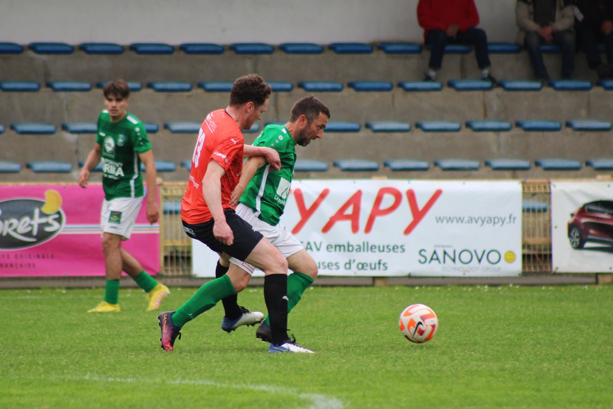 GSIPontivy's tweet photo. 𝐌𝐄𝐑𝐂𝐈 𝐆𝐖𝐄𝐍𝐀 ! 💚🤍

⚽ Après 30 saisons à la GSI Pontivy, Gwenaël Havart a décidé de raccrocher les crampons à l'issue de la saison.

🎉 Ce dimanche après-midi, Gwenaël a été salué par ses coéquipiers et l'ensemble de la GSI lors de la rencontre face à Loudéac ! 👏 https://t.co/1ixYVHc8RY