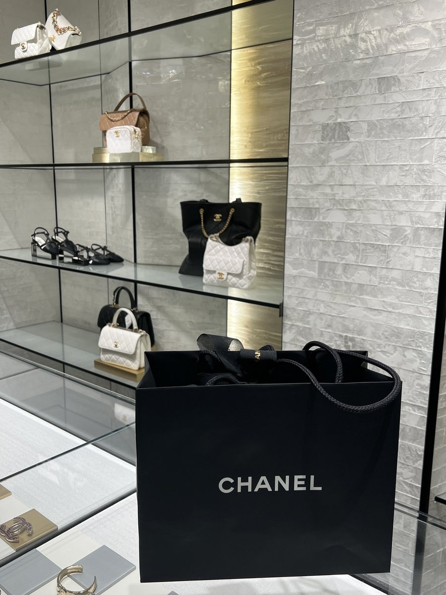 London Bond Street walk in Chanel|||Life's first little incense
If you come to London to try your luck, Bond Street has a good selection, including cf leboy in black. The attitude of SA is very good.