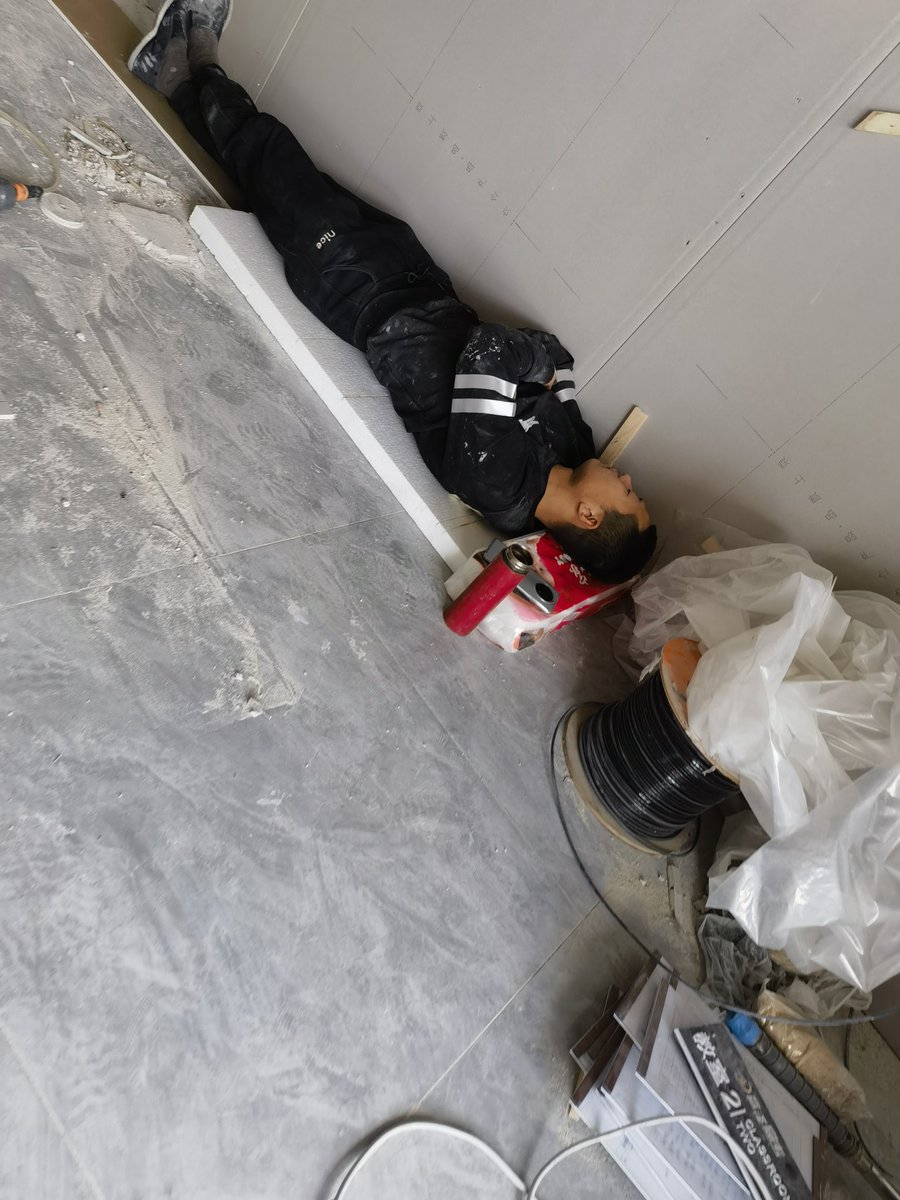 装修小哥，趁他不注意，在他中午睡觉的时候顺了一双臭袜子回来，味道真的绝了，真好闻，除了有直男特有的男人味道，还有一股浓厚的臭味，等到回家之后关起门来偷偷的闻