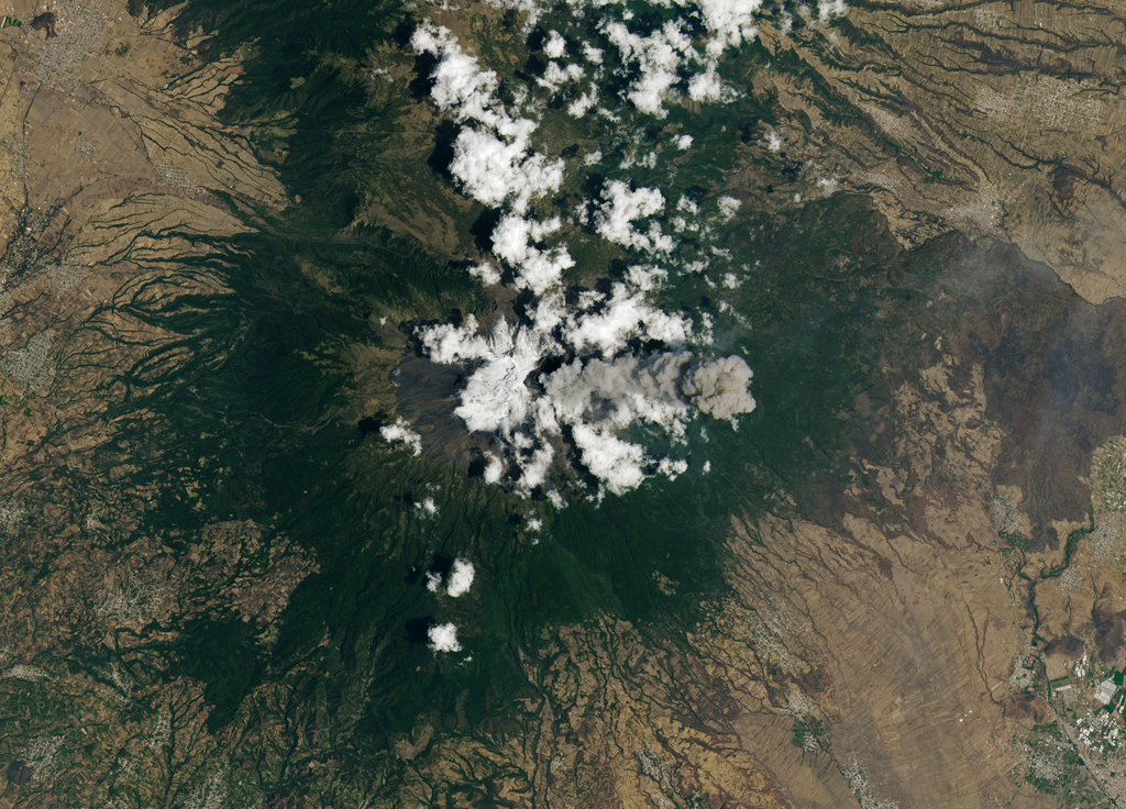 renaton's tweet photo. Plumes from Popocatépetl Volcano via NASA https://t.co/ywwyybagme https://t.co/2lZyFBfszb