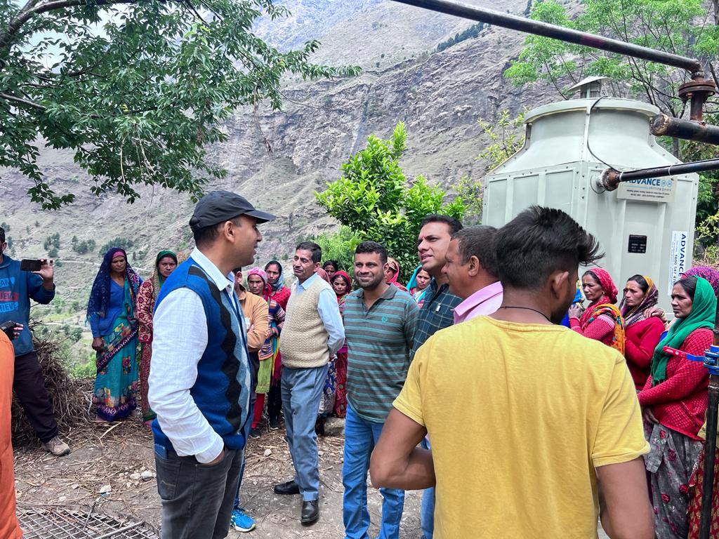 usrlmchamoli's tweet photo. दिनांक- 7/5/23 को जिला विकास अधिकारी महोदय द्वारा कूजो मैकोट एवम डूंगरी ग्राम पंचायत में लेमन ग्रास यूनिट का निरीक्षण किया जिसमें SHG की महिलाएं रोजगार प्राप्त कर रही हैं| https://t.co/44jaARZIB0