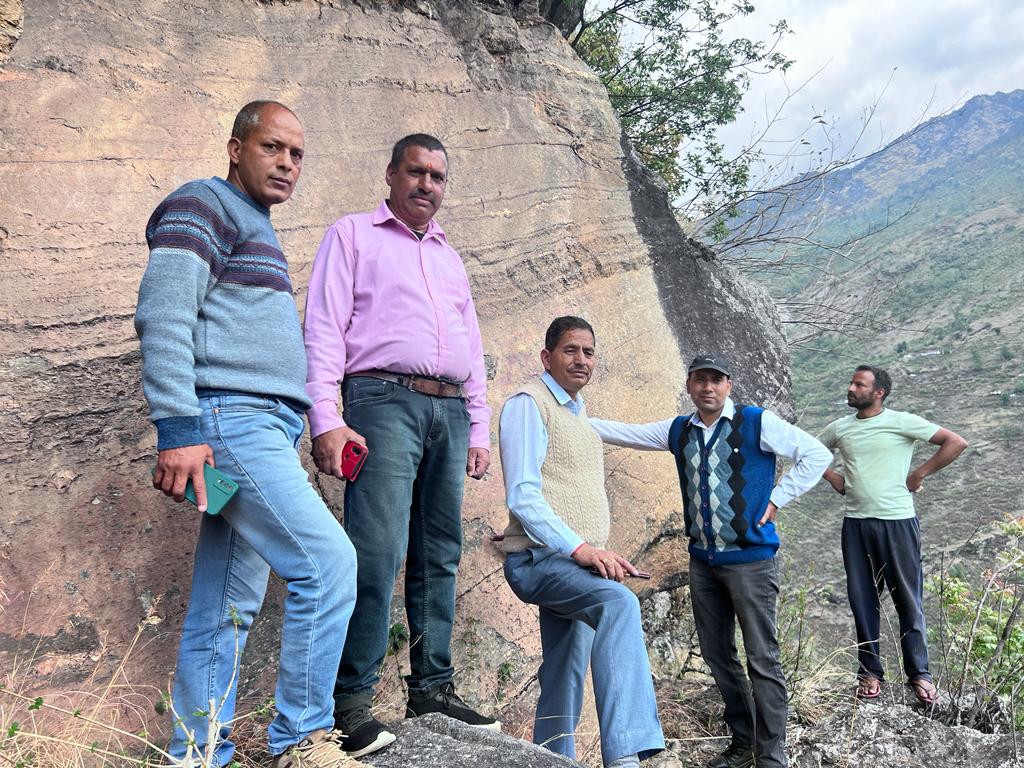 usrlmchamoli's tweet photo. दिनांक- 7/5/23 को जिला विकास अधिकारी महोदय द्वारा कूजो मैकोट एवम डूंगरी ग्राम पंचायत में लेमन ग्रास यूनिट का निरीक्षण किया जिसमें SHG की महिलाएं रोजगार प्राप्त कर रही हैं| https://t.co/44jaARZIB0