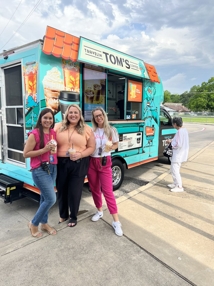 Jesskuo2010's tweet photo. Teacher Appreciation Week! Day 1: Lovely chalk messages, Traveling Tom Coffee and cookies!! @BrownElementary #MyIrvingISD #ThePowerOfUs https://t.co/nzKcvkqKRT