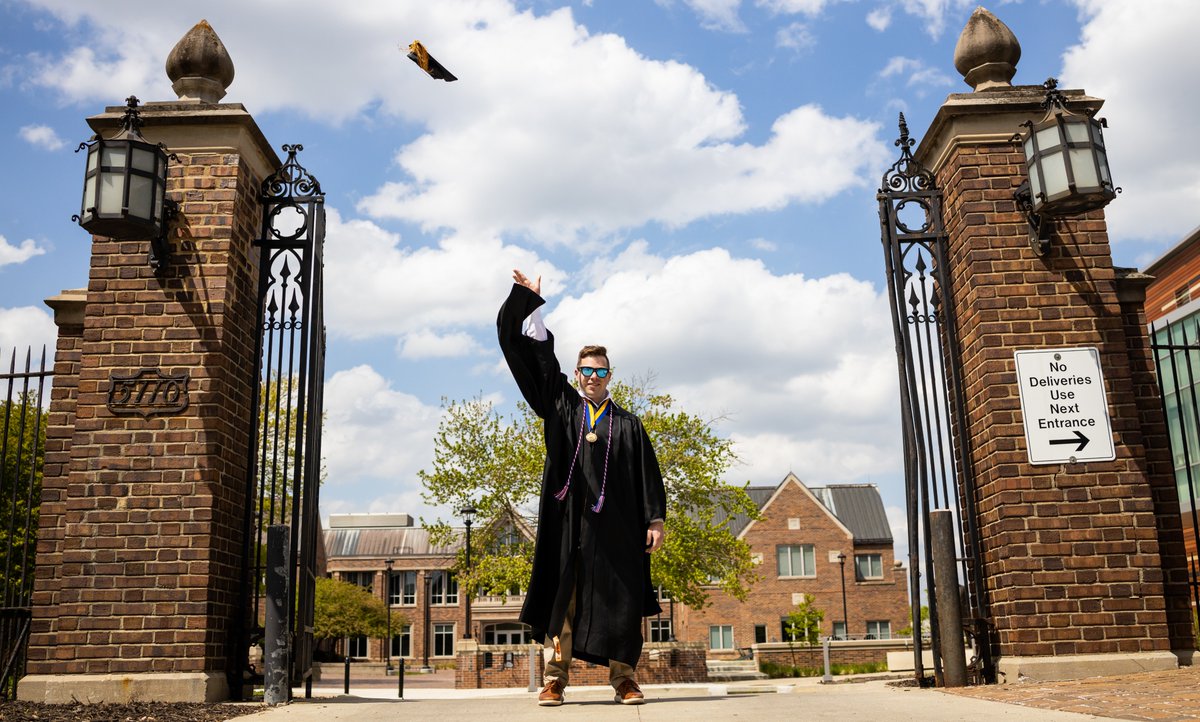 Ready for takeoff! Spring 2023 graduate Henry Meeds is off to the Big Apple to work as a technology consultant at PwC. Congratulations to Henry and all of our incoming alumni! #RoosDo #UMKCGrad