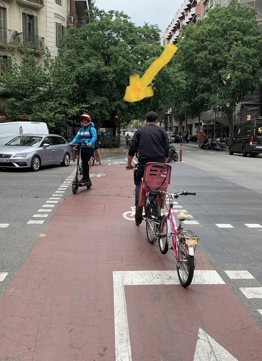 profunditats's tweet photo. Aquest #bicijeta s’ha saltat quatre semàfors en vermell amb aquesta andròmina amb remolc suposadament per portar un nen. 
Impunitat i inconsciència nivell estratosfèric. https://t.co/q4a9cNaYid