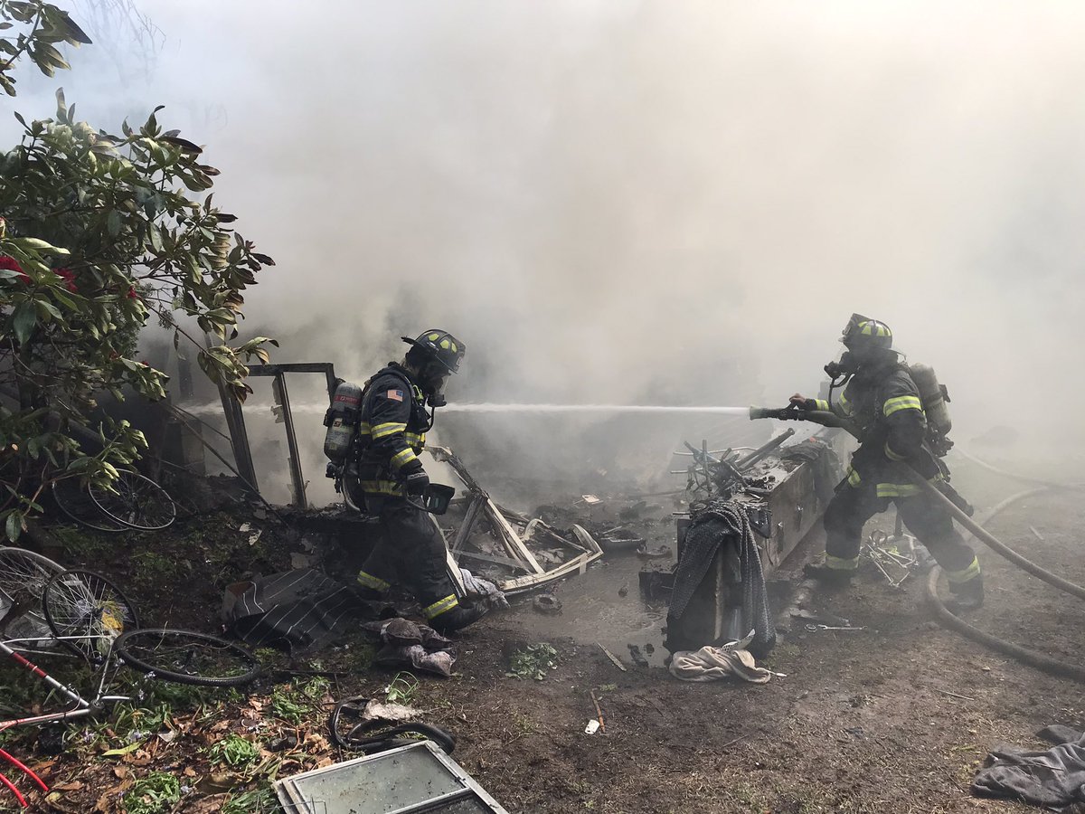 2 alarm house fire on Silver Lake Drive @EverettFire https://t.co/eb1Y56NeQb