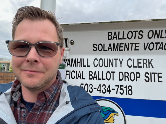 WmBarlowIII's tweet image. The way #OregonVotes is a safe and easy achievement that should be implemented nationwide. I dropped off my ballot #TheOregonWay in this secure election box without waiting in a lengthy line.