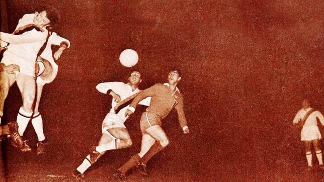 udechile's tweet photo. 🔙⏰💙Un día como hoy, la zurda de Leonel enmudeció al histórico Estadio San Siro con uno de los dos goles para el triunfo 2-1 ante el @inter.

¿Lo viviste? Ese 8 de mayo de 1963, la U se hizo grande en Europa derrotando al campeón vigente en un inolvidable partido.

#VamosLaU 🤘 https://t.co/nMCxXk2bOU