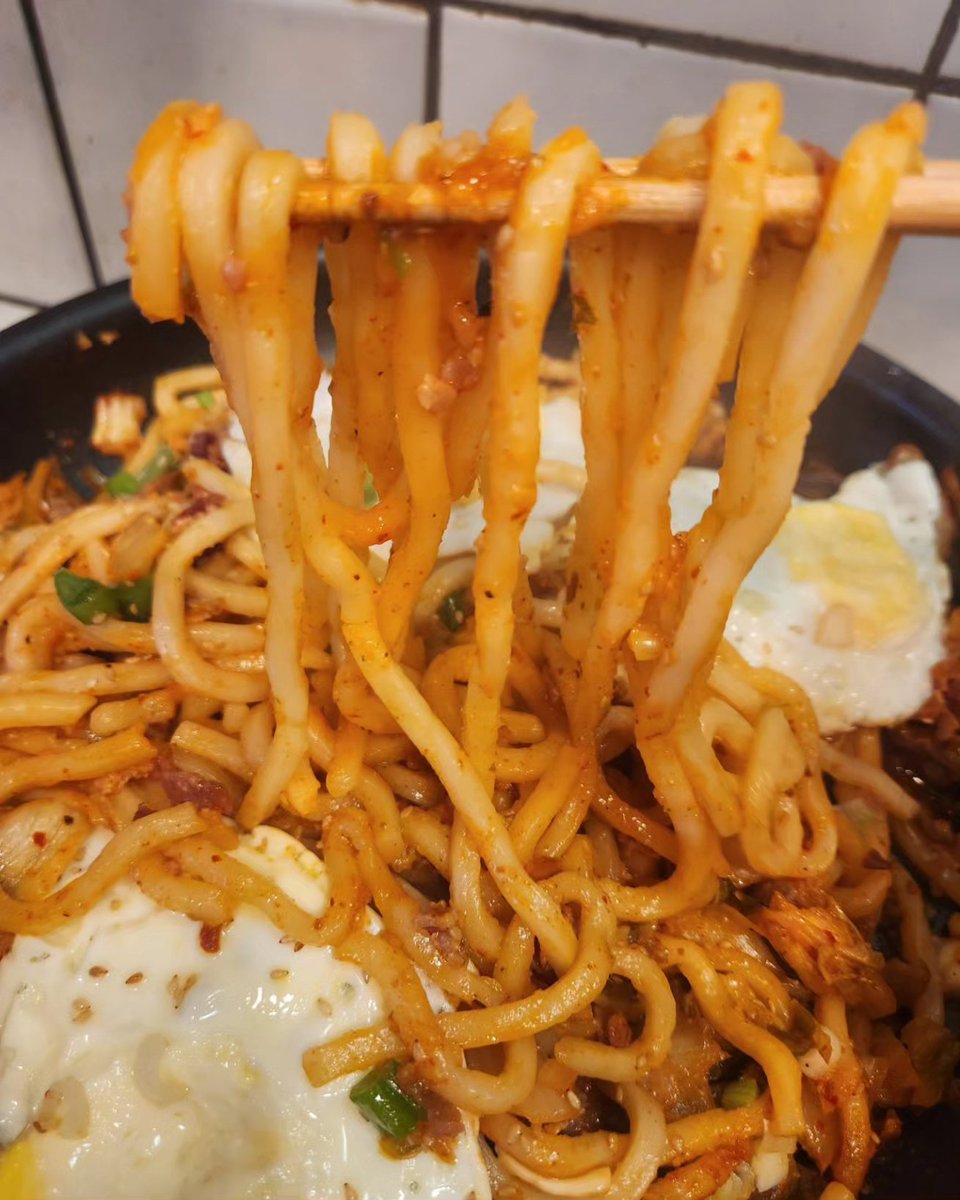 Watchmicook's tweet photo. Kimchi Fried Udon
I used 2 packs of noodles. I let it soften in water before adding it into my pan.
Recipe is #20 on my YT channel!

#kimchifriedrice #kimchifriedudon #kimchi #fried #udon #eggs #korean #korea #koreanfood #homemade #happyfamily #yummy #YouTube #watchmicook https://t.co/pQej9SOzLm