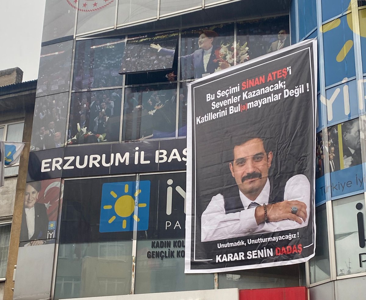 iyiphaber's tweet photo. Dün taşlı saldırıya maruz kalan İyi Parti Erzurum il başkanlığı binasına İyi partililer Sinan Ateş’in dev posterini astı.

#SinanATESicinAdalet https://t.co/H2rzehGe98