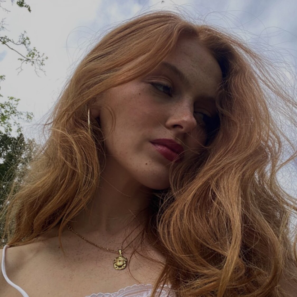 ⠀
carnal apple,    woman filled,     burning
moon, dark smell of seaweed, crush of 
mud and light,  what secret knowledge
is clasped between your pillars?     —
⠀