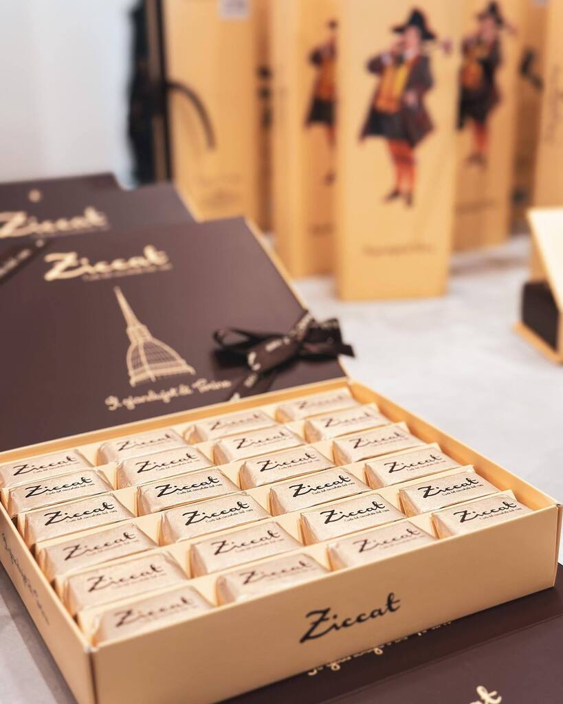 Il secondo appuntamento di sabato con i @maestridelgusto della @camcomtorino si è spostato nel cuore di Torino, per una passeggiata con degustazione delle specialità di @ziccat e @borgiattinoformaggi!
Abbiamo iniziato il tour visitando il punto vendita di Ziccat l’Arte del C…