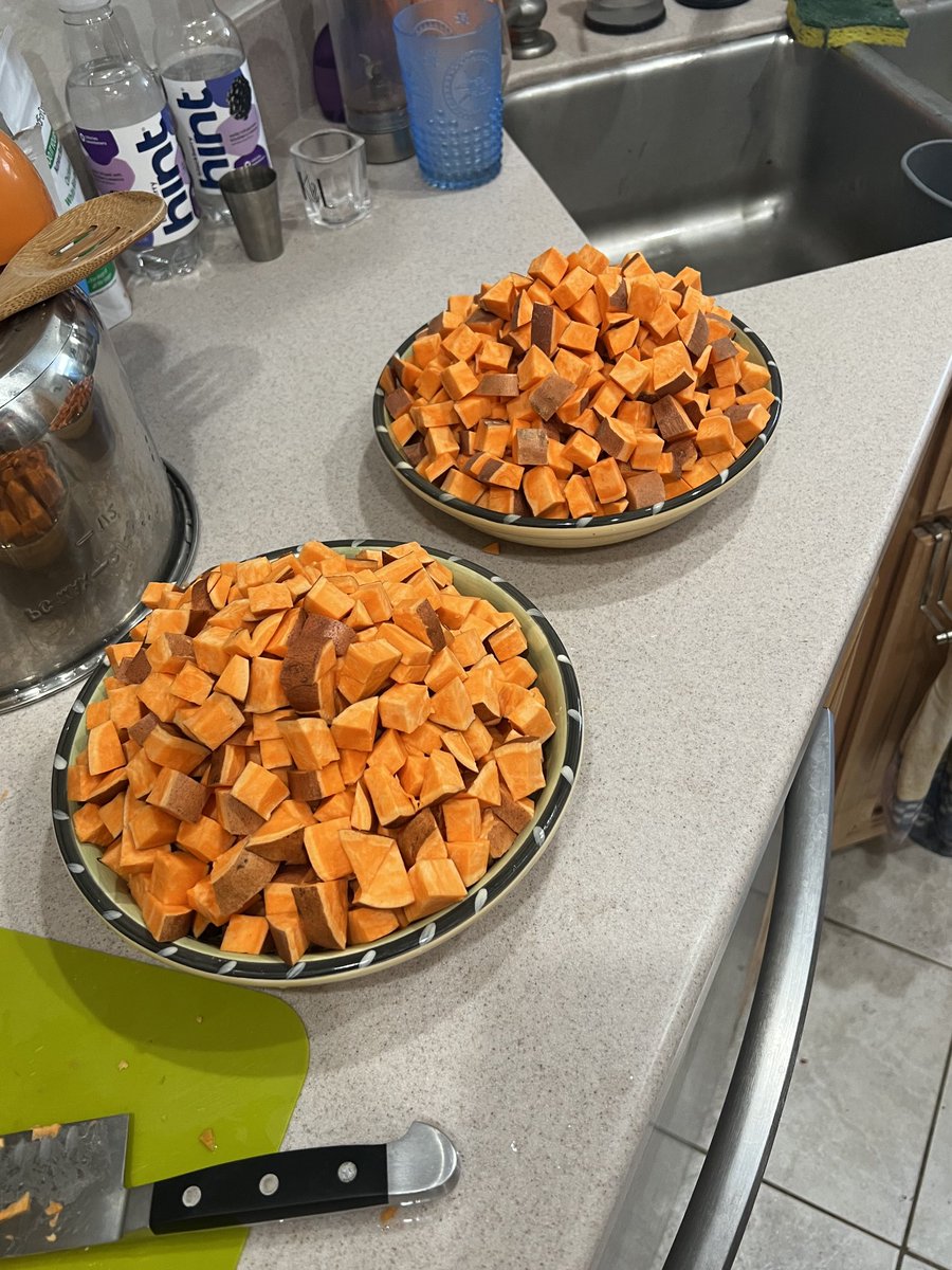 genxsportfan's tweet photo. Cooking 18lbs of dog food today. Thatโs 7lbs of cod and 6lbs of sweet potato. Just russet potato, green beans, and broccoli to go! #healthydog #spolieddog https://t.co/Nb6A7V1Sxf