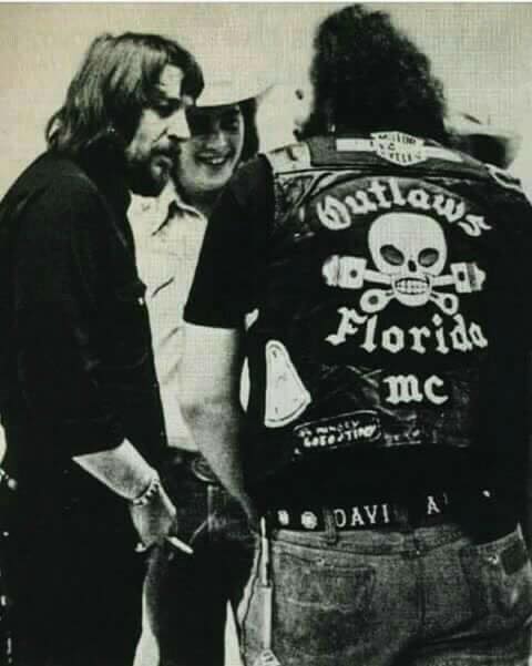 flsxekid's tweet photo. @maggotstomp @noechonet He definitely does hahaha. That's him with Waylon way back. https://t.co/TY0qgqq2fA