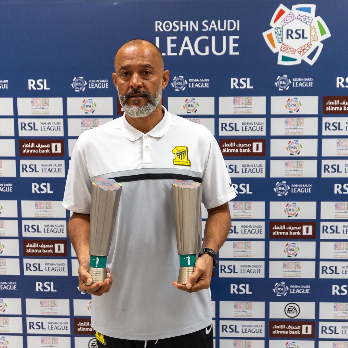SPL's tweet photo. شهر مارس 🔝
شهر أبريل 🔝

نونو سانتو يتسلّم جائزة أفضل مدرب والمقدمة من روشن 🏆 https://t.co/52uPPq7zTX