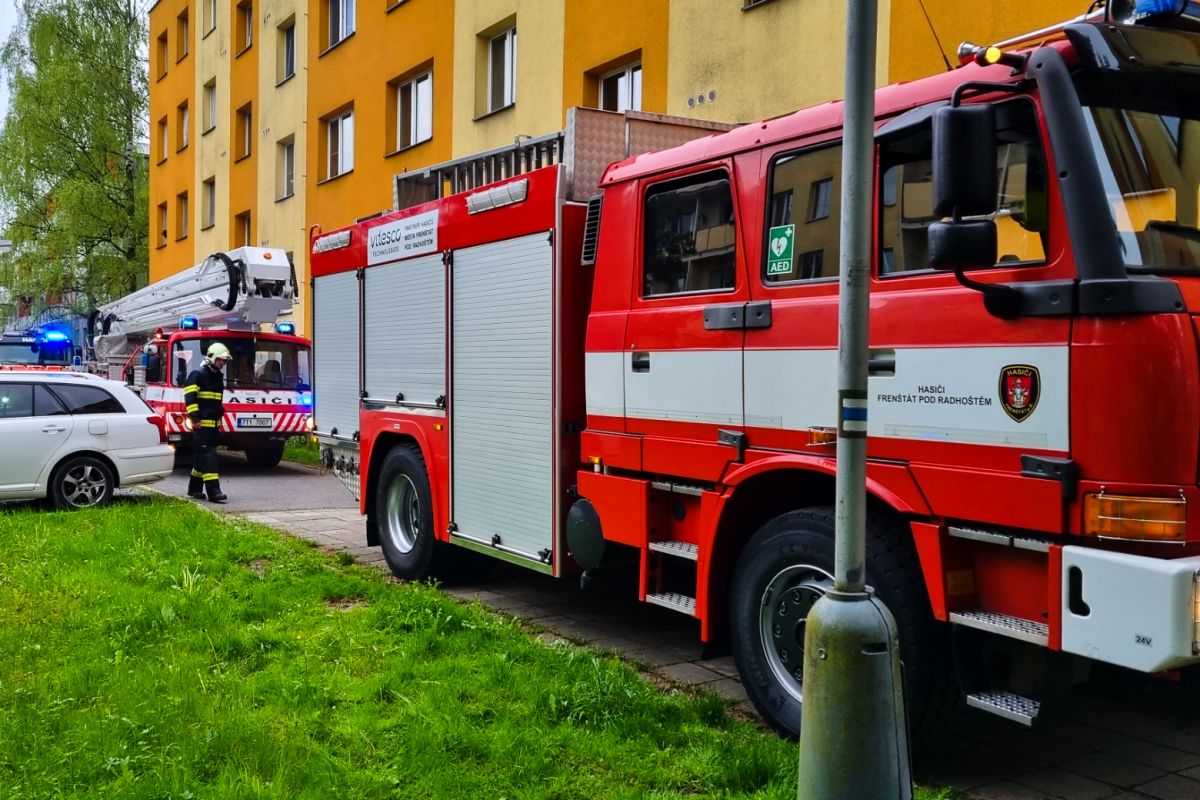 hasicifrenstat's tweet photo. V neděli 7. května 2023 vyjížděly čtyři jednotky hasičů k nahlášenému požáru ve Školské čtvrti ve Frenštátě pod Radhoštěm. Jednalo se o spálené potraviny, naštěstí nedošlo k rozšíření požáru ani ke zranění osob. #hasicifrenstat #pozar https://t.co/NQBtmcJqiW https://t.co/sCJHKHGQMv