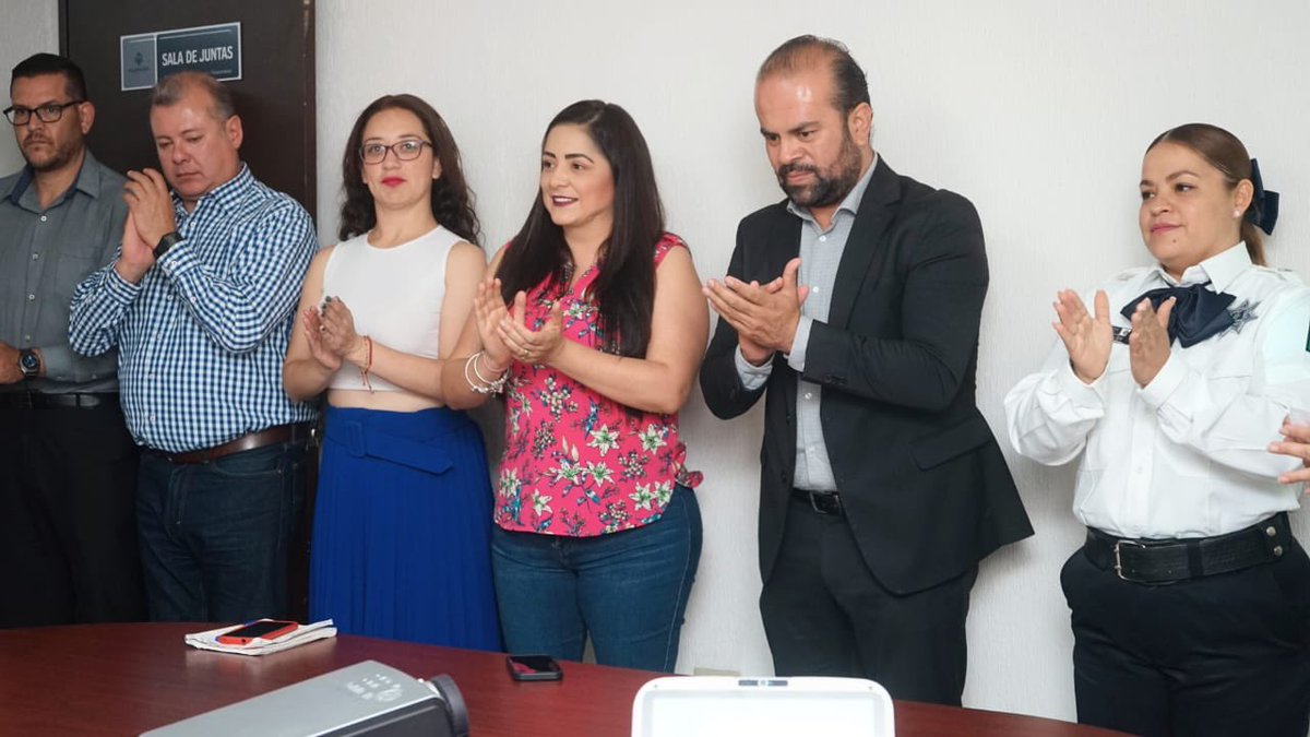 AlyGamboa's tweet photo. Hoy acudí a @SSMTransportes con @saulrome01 en donde se impartió una capacitación a mujeres taxistas por parte de Seguridad Pública, reconozco la gran labor que hace este sector, en donde muchas de ellas madres de familia trabajan para conseguir el sustento de sus hogares.🚕 https://t.co/U9C3qCFFmo