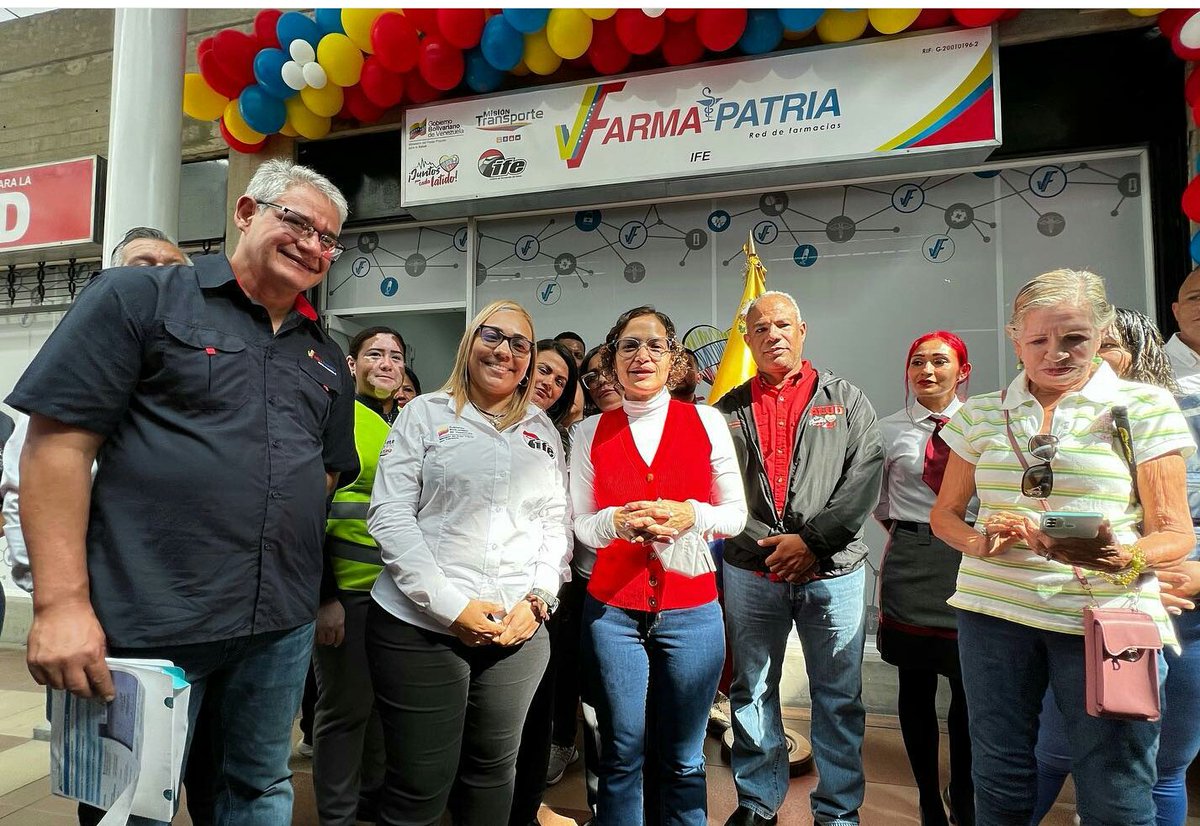 IvssMoron's tweet photo. #GenteIVSS , que bueno inauguración de una #farmaPatriaVzla, estación Charallave norte, 260 habits beneficiados. @MagaGutierrezV @NicolasMaduro @MinSaludVE . https://t.co/P21jniaLVm