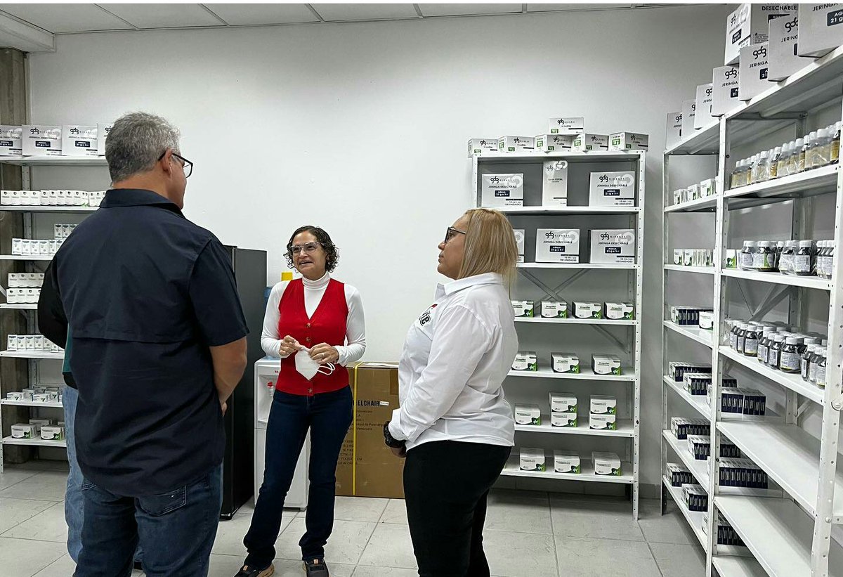 IvssMoron's tweet photo. #GenteIVSS , que bueno inauguración de una #farmaPatriaVzla, estación Charallave norte, 260 habits beneficiados. @MagaGutierrezV @NicolasMaduro @MinSaludVE . https://t.co/P21jniaLVm