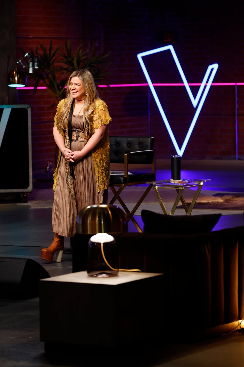 All smiles for #TeamKelly! Tune in to see the playoff performances tonight! #TheVoice