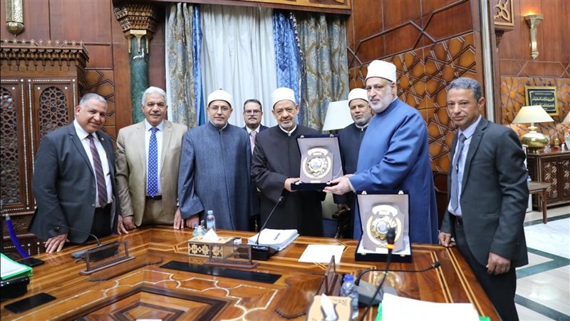 الطيب يكرم رئيس جامعة الأزهر لحصوله على المركز الأول في التميز الحكومي