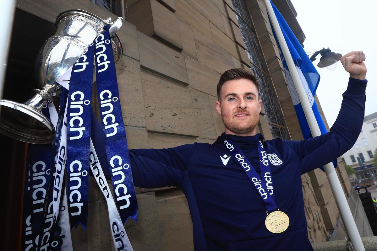 Ianlawlor's tweet photo. What a season what a special group of lads 🏆💙👊🏼 @DundeeFC https://t.co/XoaCgtorBR