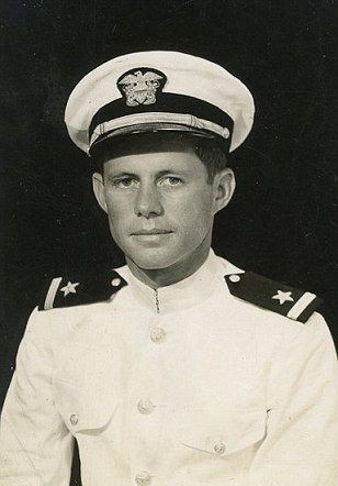 ❛𝗪𝗶𝘁𝗵𝗼𝘂𝘁 𝗮 𝘀𝗶𝗴𝗻, 𝗵𝗶𝘀 𝘀𝘄𝗼𝗿𝗱 𝘁𝗵𝗲 𝗯𝗿𝗮𝘃𝗲 𝗺𝗮𝗻 𝗱𝗿𝗮𝘄𝘀, 𝗮𝗻𝗱 𝗮𝘀𝗸𝘀 𝗻𝗼 𝗼𝗺𝗲𝗻, 𝗯𝘂𝘁 𝗵𝗶𝘀 𝗰𝗼𝘂𝗻𝘁𝗿𝘆'𝘀 𝗰𝗮𝘂𝘀𝗲.❜

——𝘏𝘰𝘮𝘦𝘳

𝐇𝐚𝐩𝐩𝐲 𝐕–𝐄 𝐝𝐚𝐲!