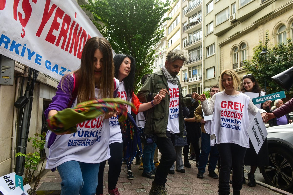 zeynokuray's tweet photo. On lâche rien!
AFP Türkiye ofisi basın emekçilerinin sefalet ücreti dayatmasına karşı başlattıkları grev 6. gününde!
Direne diren kazanacaklar mutlaka!
#AFPdeGrevVar https://t.co/ys288WNhBP