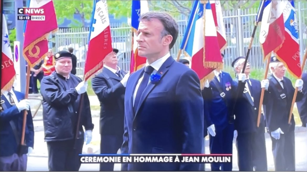 Macron totalement immobile et rigide en son gilet-par-balles.. a dû souffrir en ces cérémonies du 8 mai!!
La peur au ventre!!..
#8mai2023