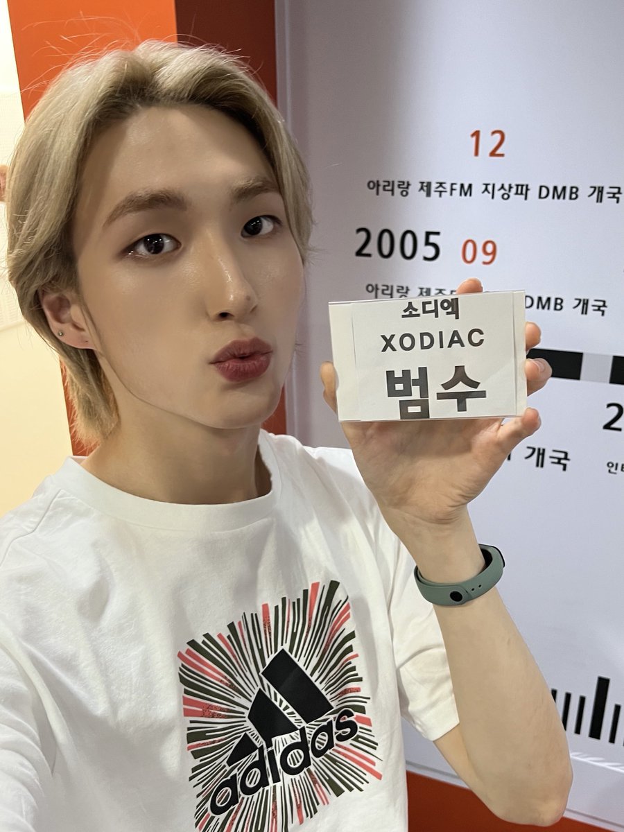 XODIAC_MEMBERS's tweet photo. [#범수] 

오늘 첫 라디오를 했습니다! 너무 즐겁고 재밌었어요! 다음에 기회가 있으면 또 참여하고 싶어요 (tmi로 제 혈액형은 O형이에요 :) ) 💜

#XODIAC #소디엑 #BEOMSOO #범수 https://t.co/S8bIrS4Whl