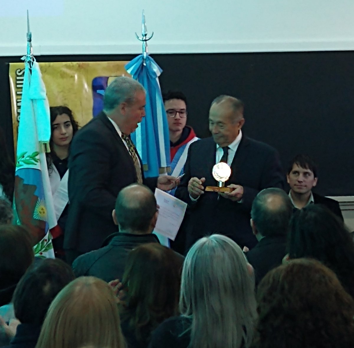La Escuela Normal Juan Pascual Pringles , distinguió hoy a <a href="/adolfoRSaa/">Adolfo Rodriguez Saa</a> en el marco del 50 Aniversario de la U.N.S.L  <a href="/noticiasUNSL/">UNSL</a> el Rector @moriunsl hizo entrega de el Reconocimiento al ex Presidente y ex alumno Normalista. <a href="/poderjk/">Daniel Poder</a> <a href="/oropablook/">Pablo Oro</a> <a href="/elparlamentario/">Parlamentario</a> @AdolfoPrensa