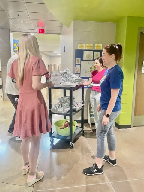 _jenkorn's tweet photo. Shout out to the always amazing Lenexa Hills PTA for the fun and delicious breakfast cart  for our @LHLionsSMSD staff this morning! https://t.co/ZLe9nAfiuo