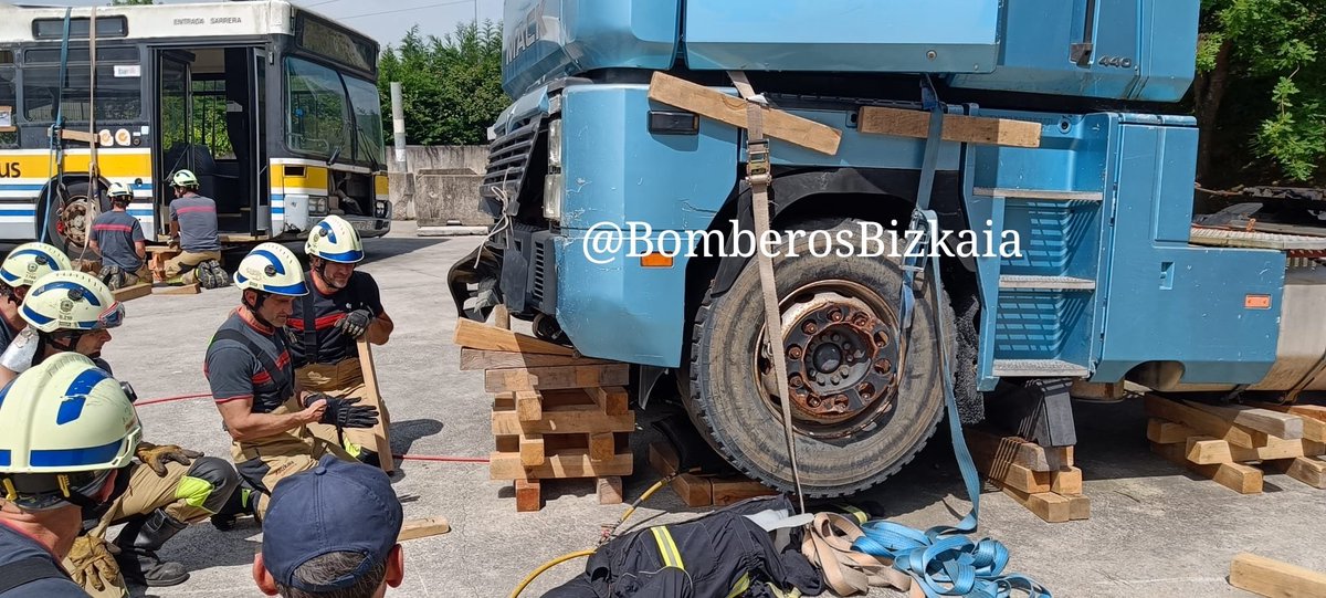 BomberosBizkaia's tweet photo. Prácticas de desatrapamiento de personas bajo vehículos pesados
Cojines, zampeado y cinchas para anulación de amortiguación 
Ibilgailu astunen azpian harrapatutako pertsonak askatzeko praktikak
Kuxinak, egurea eta moteltze sistema deuseztatzeko zingilak
#Bomberos #Suhiltzaileak https://t.co/nNrpg8iZDl