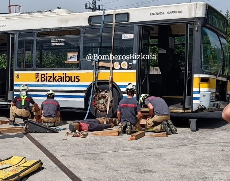Prácticas de desatrapamiento de personas bajo vehículos pesados
Cojines, zampeado y cinchas para anulación de amortiguación 
Ibilgailu astunen azpian harrapatutako pertsonak askatzeko praktikak
Kuxinak, egurea eta moteltze sistema deuseztatzeko zingilak
#Bomberos #Suhiltzaileak