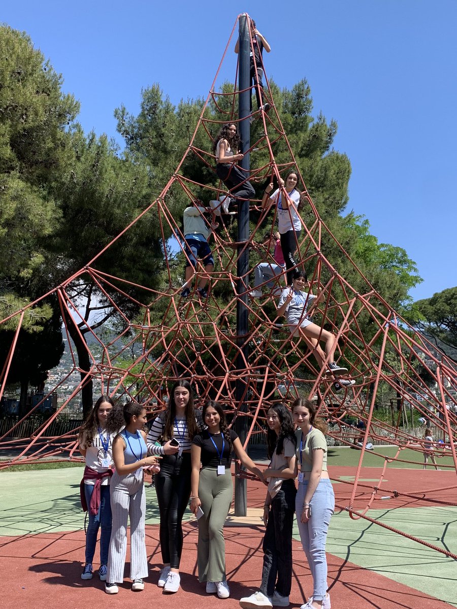 gemagapa's tweet photo. 2/3 Poursuite découverte...🇪🇺🇫🇷🇬🇷🇪🇸
* #ILoveNice😍
*CHÂTEAU #panorama 🌴☀️🌊#BaieDesAnges #TourBellanda
*PIC-NIC &JEUX ⚽️ 🛝🗣
@VTriaille @edurneo50 @arantgallas @zunzuneguiBHI @smalgratoficial @EspagnolAcNice @clg_MatisseNice @DRAREIC_PACA
@etwinningFrance https://t.co/qavNrDLVev