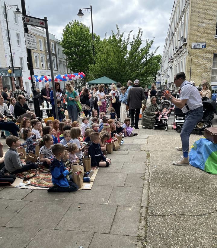 OffordRoad's tweet photo. Thank you to the fabulous Gilbert Giggles for entertaining the very large crowd of children (and adults).  @GilbertGiggles 

And thank you to @HammertonBrew for kindly loaning us tables and benches for the event. https://t.co/A0ugZOJf8n