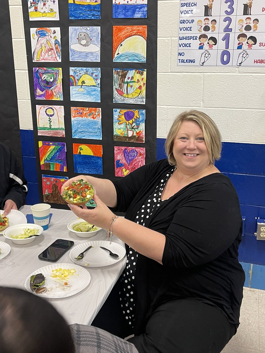 csl_msmax's tweet image. We are so thankful for @MCPSCommunitySc 🫶 Gaithersburg ES hosted a community breakfast with our principal and @hlcooks 👩🏻‍🍳