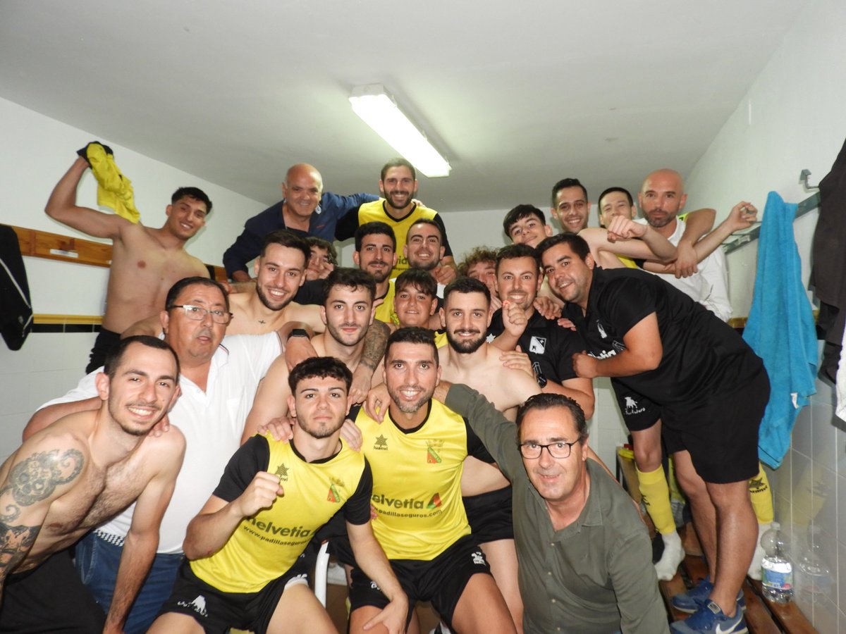 Si buscamos una imagen del éxito, os encontráis ésta: a <a href="/DAMIANCHEMA/">DAMIÁN MARTÍNEZ</a> y a su directiva incansable, a <a href="/jddperalta/">jddperalta</a> y su equipo como directores de orquesta y unos futbolistas que lo han dado todo hasta el final 👏🏼👏🏼
Enhorabuena y gracias por brindarnos este año 💛🖤