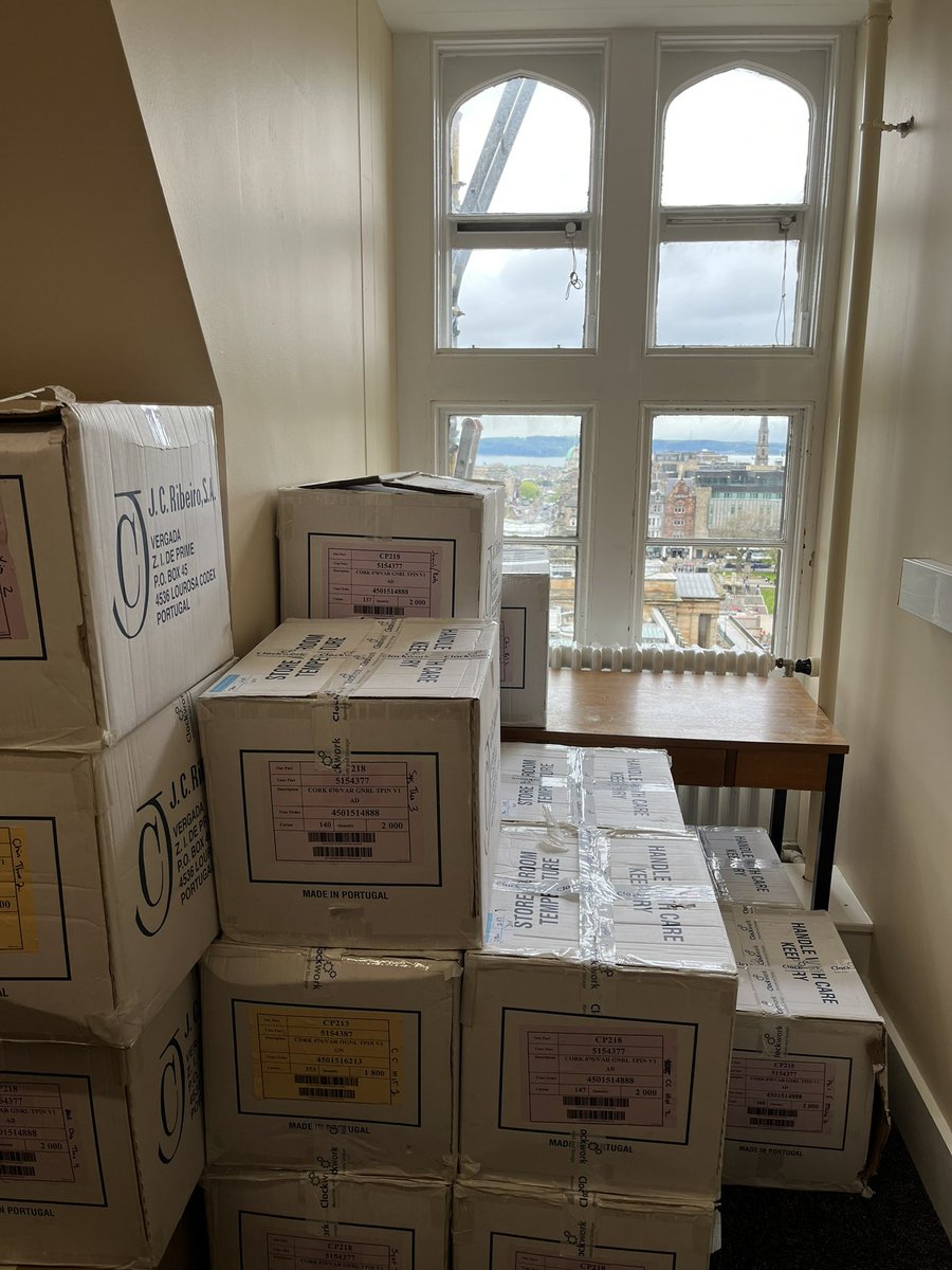 caorongjin's tweet photo. And if you wonder why my photo is so much later, it’s because the works done in New College meant they had to strip most my walls of bookshelves! Still waiting… so this is technically the #viewfrommydesk! #underconstruction https://t.co/N8tGiLGj9a