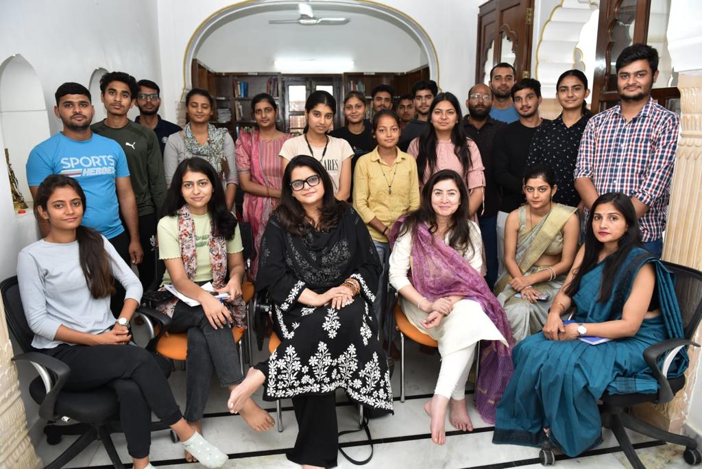 AdvaitaKala's tweet photo. Spent an uplifting afternoon with students from Jamalpur vil at the e-library &amp; learning space creatd by Min @byadavbjp ji - who has turned his ancestral home into a learning center.A village of freedom fighters I asked these creative kids to record their stories  truly inspiring https://t.co/nAi8lFrTbX