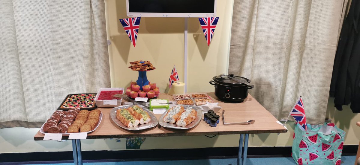 WardL7NCA's tweet photo. Part two of the coronation celebrations on Ward L7

Anyone fancy a bite? 😋

@NCAlliance_NHS 
@SalfordCO_NHS 
#CoronationBigLunch
#Coronation 
#NHS https://t.co/zo5vUEtwRa