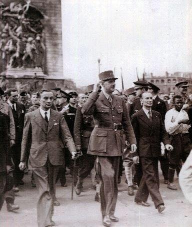 📷 #ÉditionSpéciale #8Mai1945 📷 Charles De Gaulle, le 8 mai 1945, devant l’Arc de Triomphe à Paris.