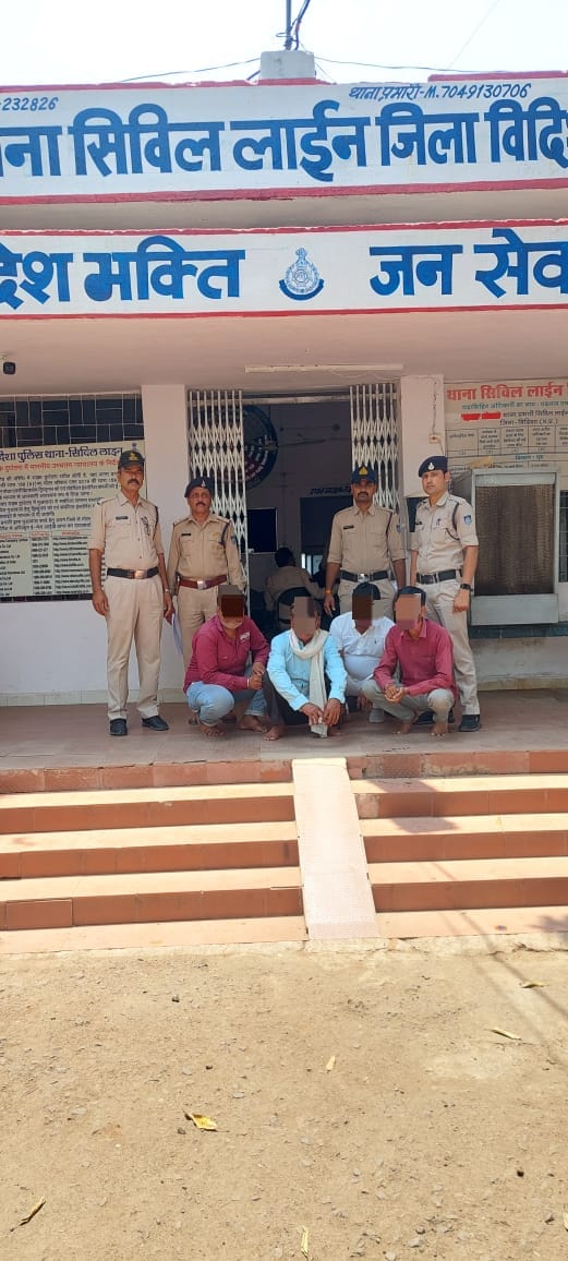 sp_vidisha's tweet photo. श्री दीपक कुमार शुक्ला पुलिस अधीक्षक विदिशा द्वारा अवैध जुआ सट्टा के विरुद्ध कार्रवाई के  निर्देशों के पालन में कार्रवाई करते हुए आज थाना सिविल लाइन को मिली सफलता।अवैध जुआ खेलते 04 आरोपी गिरफ्तार।₹70448 एवं 52 ताश के पत्ते जप्त।
@DGP_MP @IGP_Bpl_Rural @MPPoliceDeptt @ProVidisha https://t.co/ycgOlZrEZ1