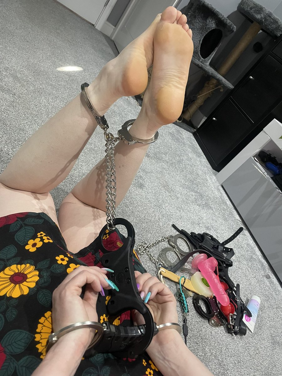 vicky_feet22's tweet photo. @feetandsoles5 @knightblu2 @steelheartsoles https://t.co/f2HqKeovL0