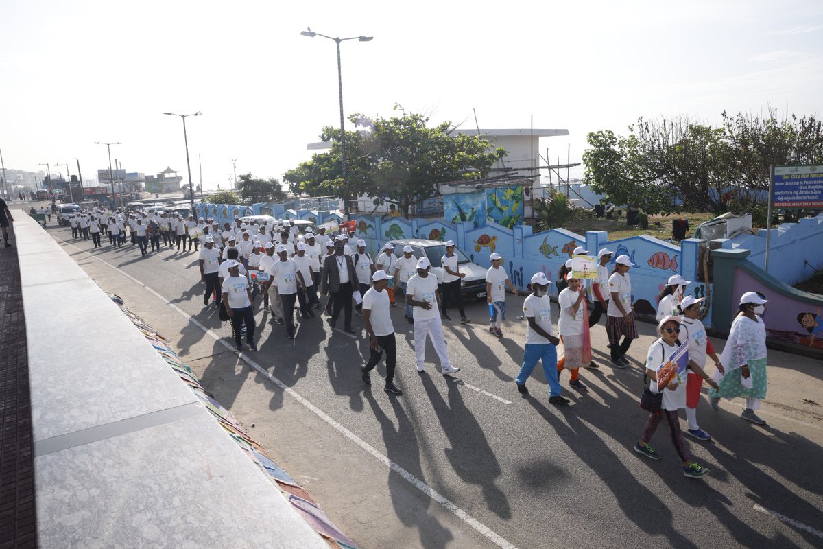 VWalkathon's tweet photo. Vishakhapatnam Walkathon Rally on Full Go! 

Hundreds of participants came together and walked around the city to spread our message of fuel conservation! Thank you, everyone, for your enthusiasm and support! 

#Saksham #Vishakhapatnam #SaveFuel https://t.co/WE78xyiWFb