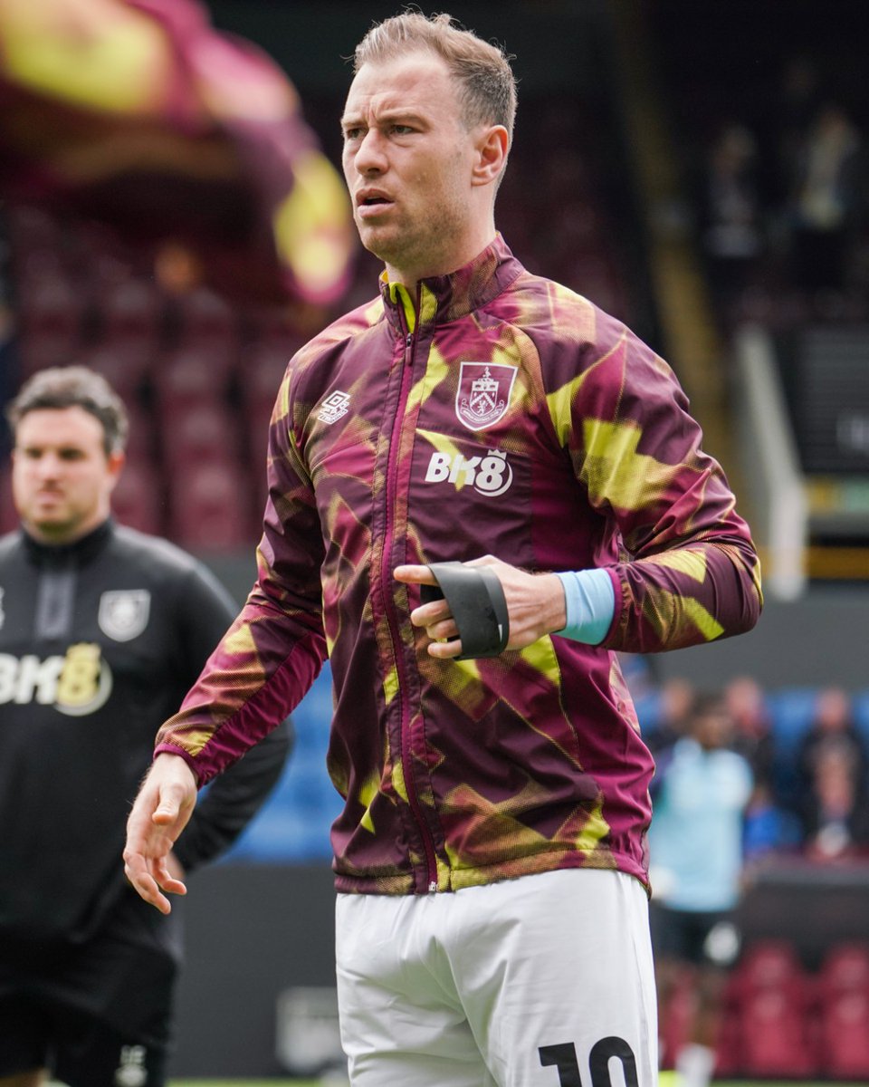 BurnleyOfficial's tweet photo. LEGEND ❤️ https://t.co/GKPubP1R3b