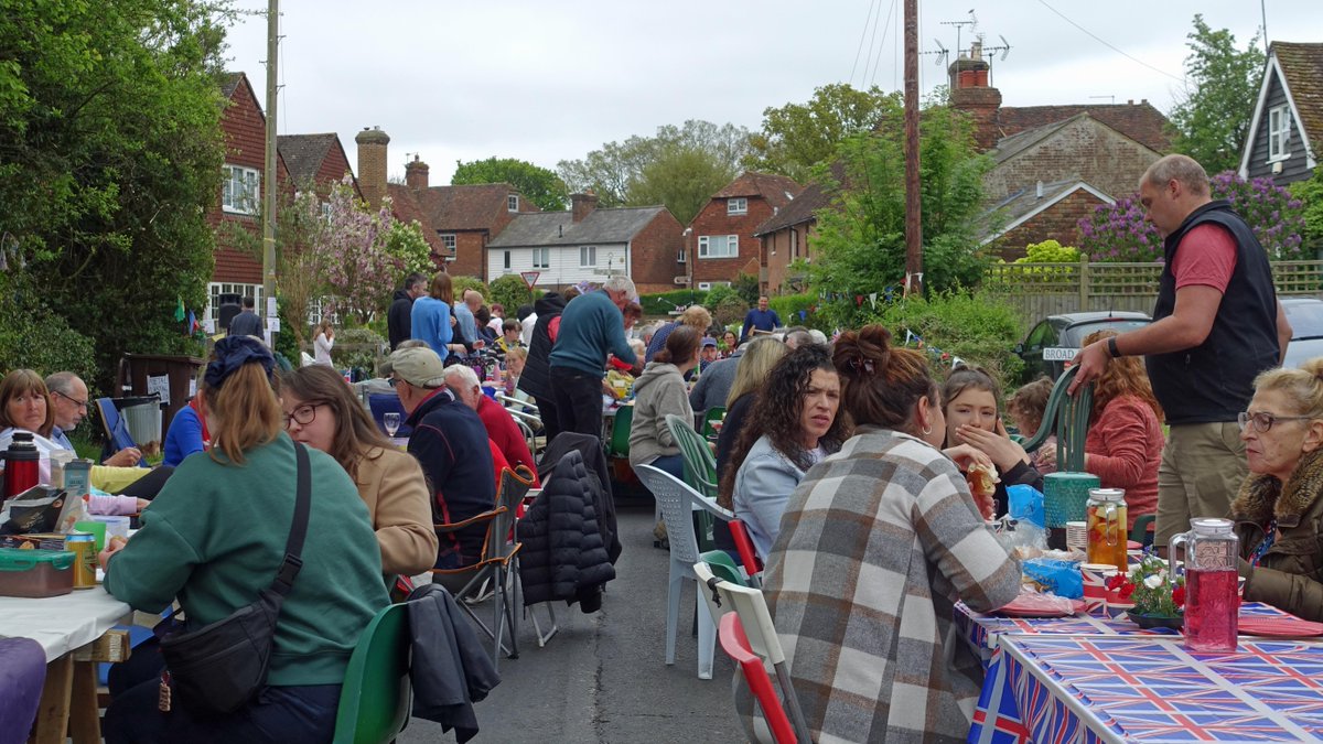 More photo's from the #CoronationBigLunch in #Sissinghurst <a href="/KM_newsroom/">Kent Messenger</a> <a href="/kentlivenews/">KentLive</a>