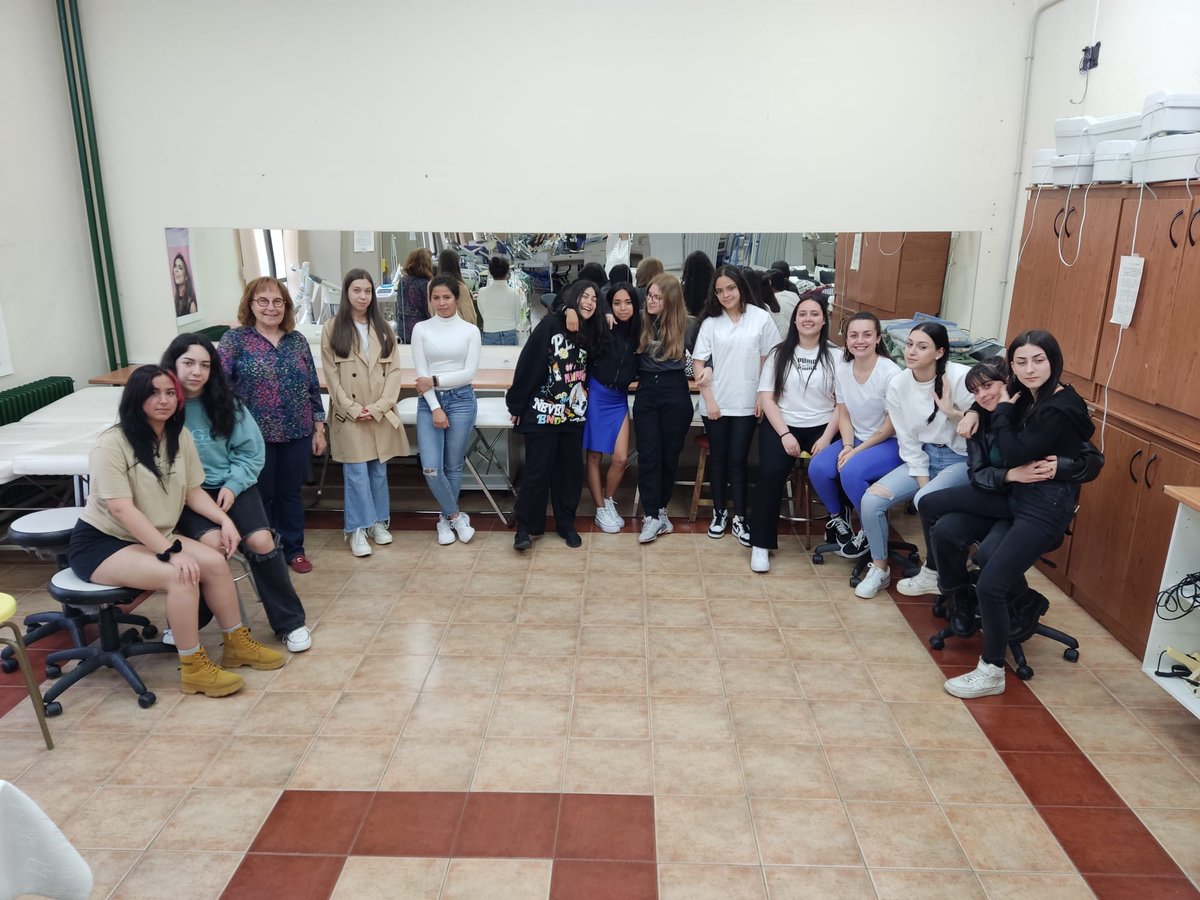lorena_rl8's tweet photo. Nos queda mucho por trabajar en grupo !! Pero orgullosa de estar en el mismo camino... Así que, a seguir creciendo EB1,💪 tod@s a uno!! Me seguís!!! 
Gracias Ana Fernández, profesora honorífica por tu taller Playback.☀️Todo comienza con un salto al cambio! https://t.co/GGoAEFnqH0